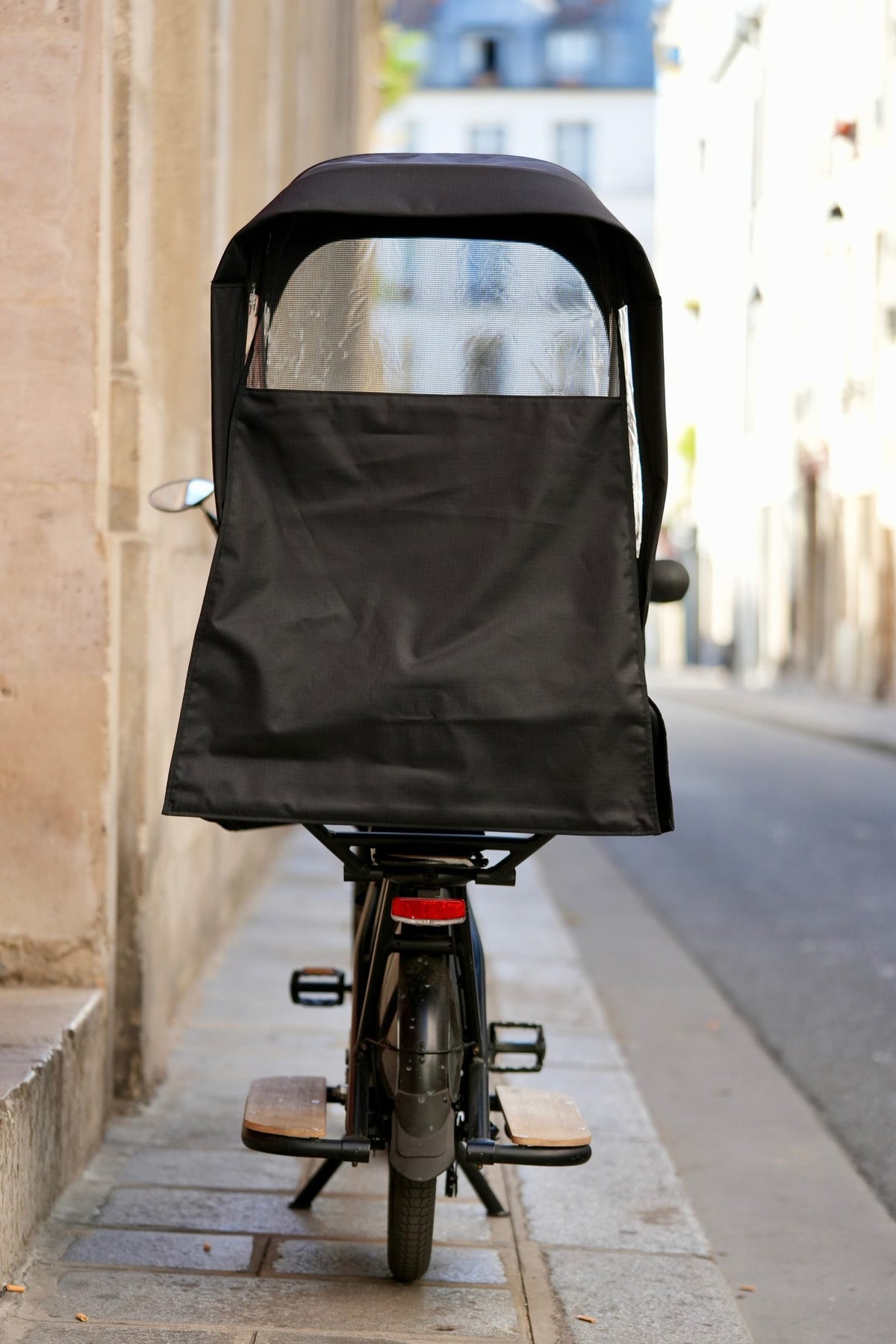 Vue arrière de la housse de pluie Urbyne sur un vélo cargo longtail