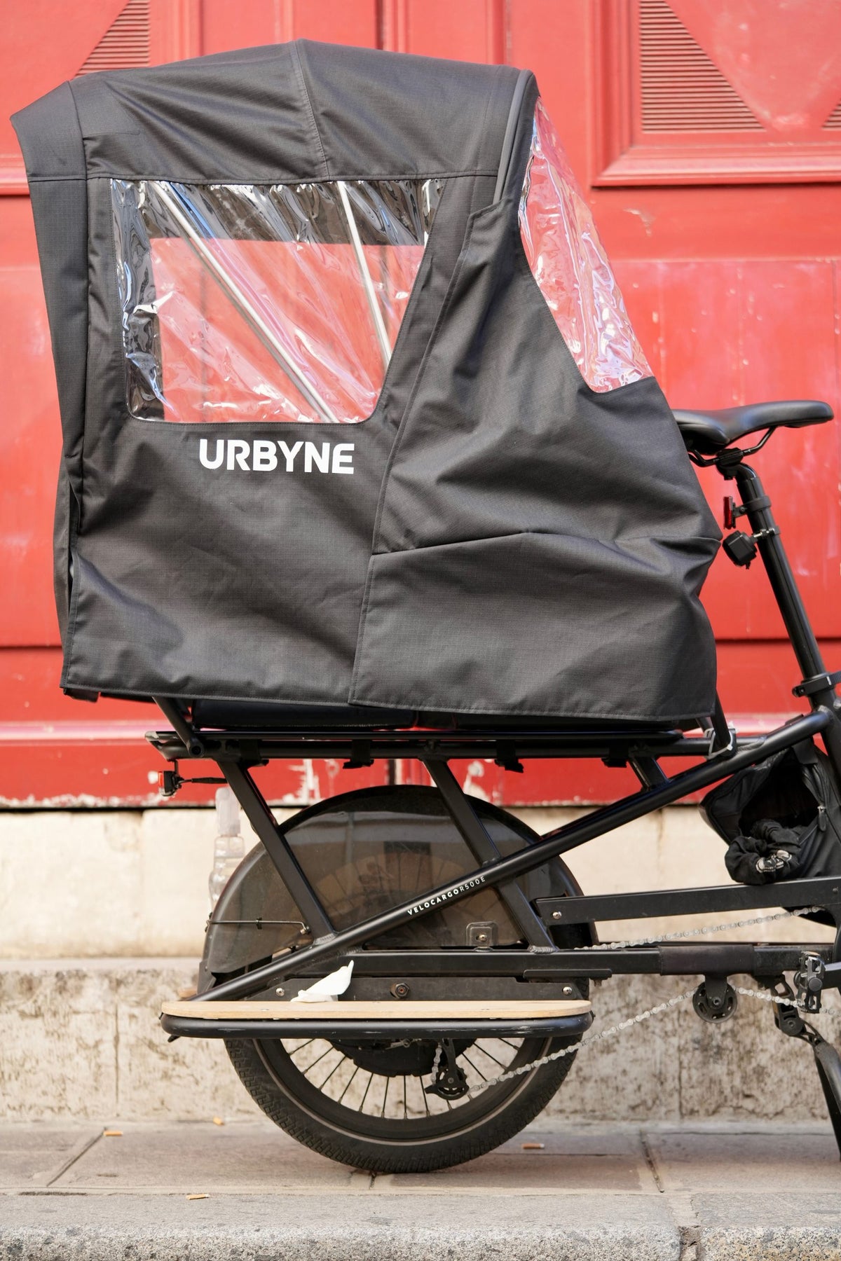 Détail de la housse de pluie Urbyne avec fenêtre transparente